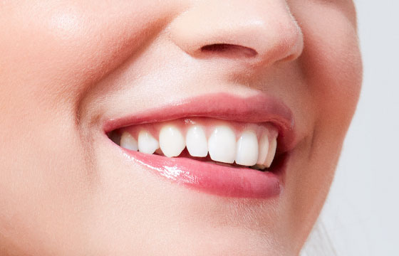 Maquillage utilisés pour les lèvres du look vert émeraude : Le brillant gloss ultra léna