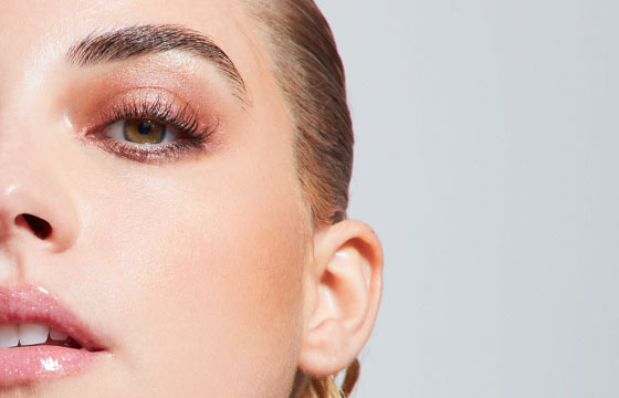 Maquillage utilisés pour le teint du look doré éclatant : La BB Crème N°2, Le Voile d'Été Clair à Moyen, La Touche Lumière Nuance Dorée