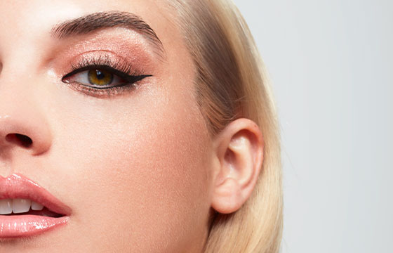 Maquillage utilisés pour le teint du look bronze glamour : La BB Crème N°2, La touche lumière pêche, bronze et dorée