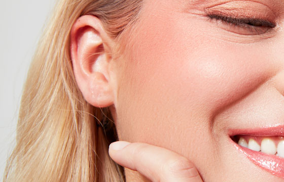 Maquillage utilisés pour le teint du look pêche étincelant : La BB Crème N°2, Le Rose aux Joues Corail Emoi