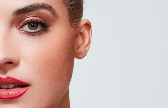 Maquillage utilisés pour le teint du look perle élégant : La BB Crème N°2, L'Enlumineur Stick Lumière