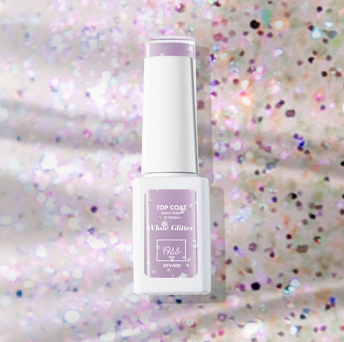 Pour une touche féérique, sublimez votre manucure avec notre top coat à effet pailleté blanc