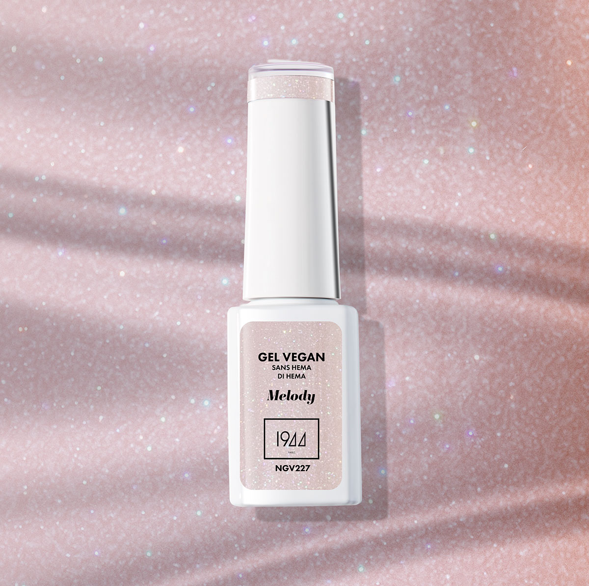 Vegan Melody Gel, a soft pink illuminated with micro-glitter, as soft as a lullaby and as light as a cotton flake.